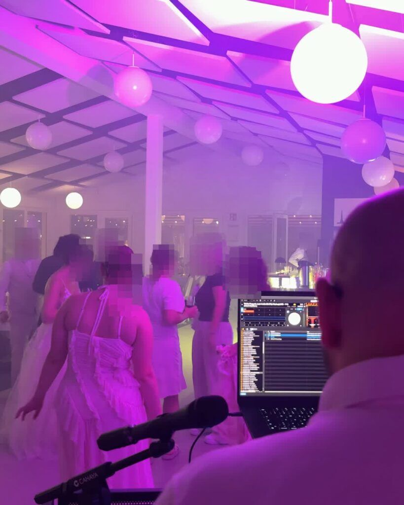 DJ Lito am Pult vor voller Tanzfläche