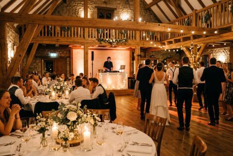 Hochzeit im Patentkrug Oldenburg – warm beleuchteter Festsaal mit DJ-Pult und Tanzfläche