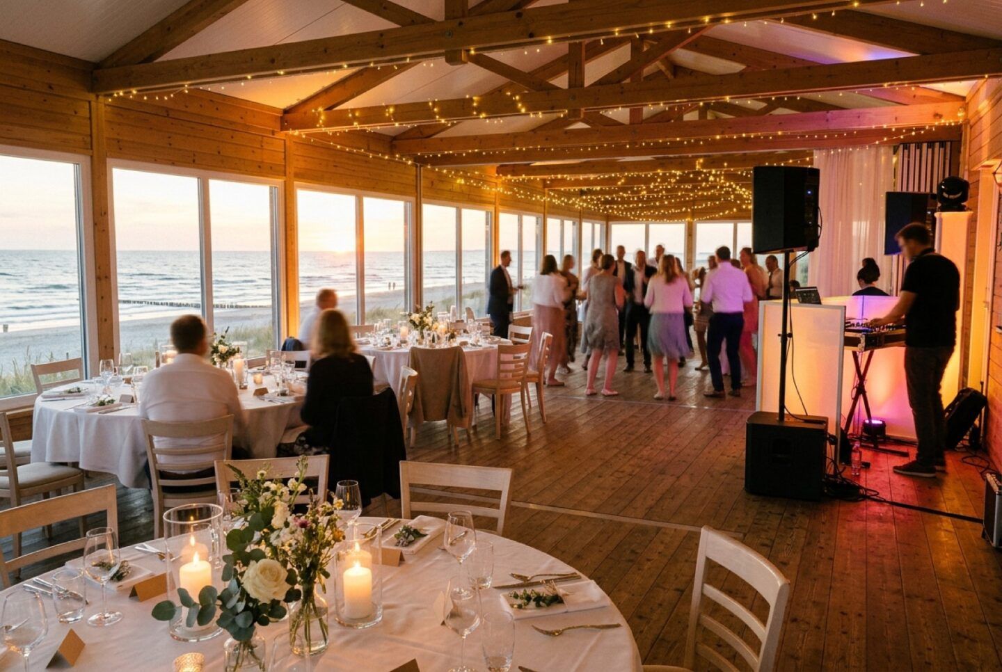 Hochzeit in der Strandhalle Bremerhaven: festlich gedeckter Saal mit Blick auf Strand und Wasser