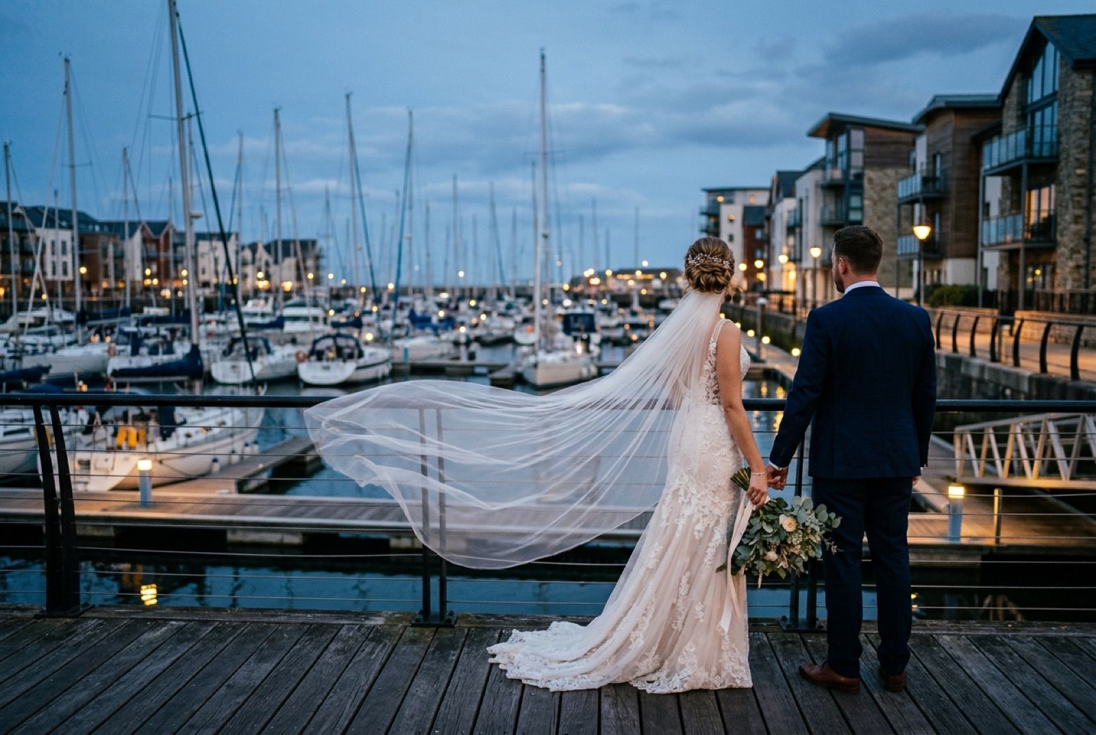 Hochzeitsfotos in Bremerhaven: Brautpaar an der Hafenpromenade im Abendlicht