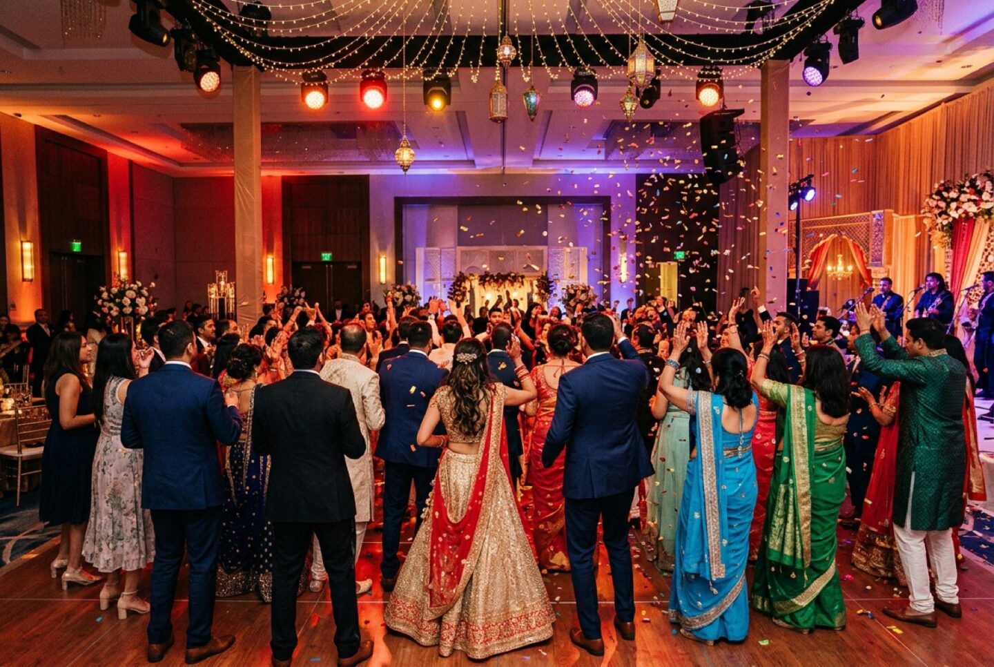 Multikulturelle Hochzeit in Bremerhaven: Gäste aus zwei Kulturen tanzen gemeinsam, von hinten fotografiert