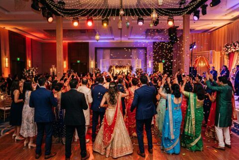 Multikulturelle Hochzeit in Bremerhaven: Gäste aus zwei Kulturen tanzen gemeinsam, von hinten fotografiert